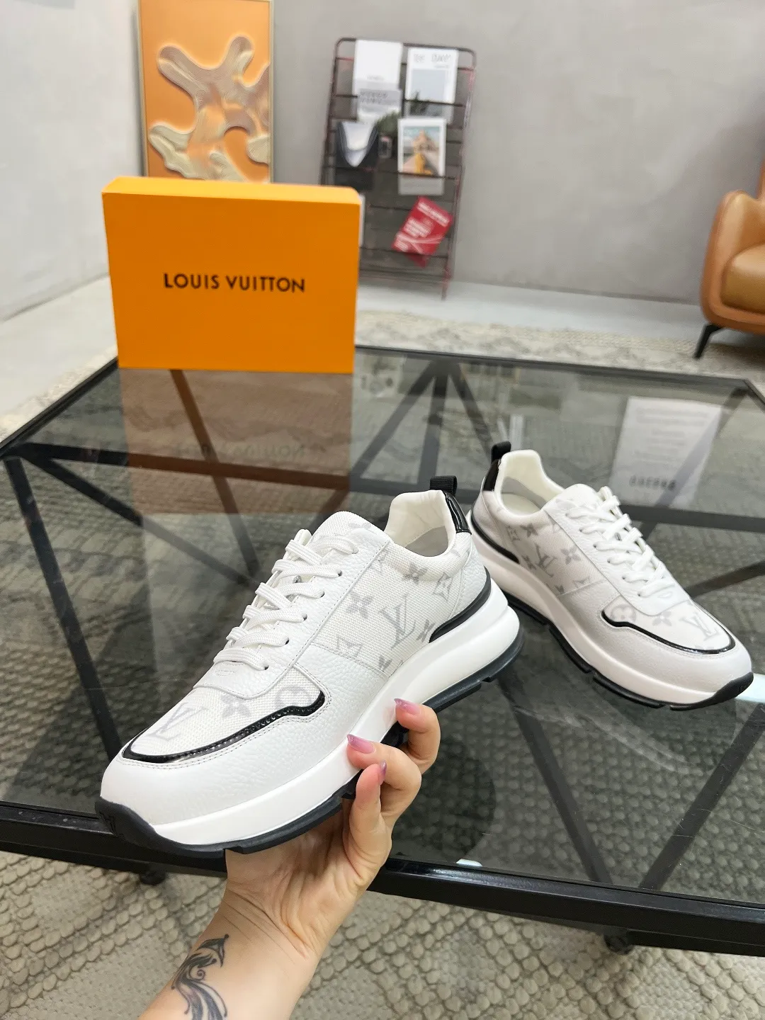 Factory price: 480💰LV🔍Top purchasing agent🇮🇹 Lu Street God's new sports shoes are coming and are available at counters simultaneously. Original factory configuration, original cowhide imported from Italy with mesh fabric, high-quality printing and splicing complex process, sports trendy person, imported water-dyed cowhide lining, sole: Wang Yuan factory specially provides the original sole, super comfortable, original factory follow-up goods 🔍🔍High quality, you can enter and leave the counter at will, welcome to compare and synchronize with the counter, code number 38-44, customized 45